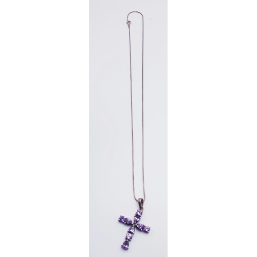 957 - SILVER (925) CROSS PENDANT ON A SILVER (925) ____cm NECK CHAIN (Total Weight _____ Grams)