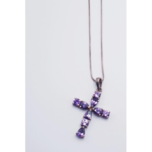 957 - SILVER (925) CROSS PENDANT ON A SILVER (925) ____cm NECK CHAIN (Total Weight _____ Grams)