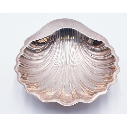 852 - SILVER THREE FOOTED CLAM SHELL DISH (Hallmarked For Birmingham 1904) By Makers Williams