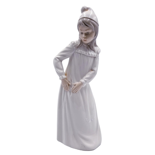 571 - LLADRO (Nao) PORCELAIN Extra Large 30cm CHARACTER FIGURINE OF A GIRL IN NIGHT DRESS 