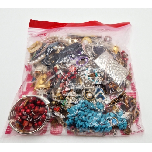 612 - BAG CONTAINING A Qty Of MIXED COSTUME  JEWELLERY Inc SILVER EARRINGS With OTHER SILVER ITEMS Plus Na... 