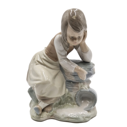 621 - LLADRO (Nao) PORCELAIN Extra Large 28.7cm x 18cm CHARACTER FIGURINE OF A GIRL AT FOUNTAIN WITH BROKE... 