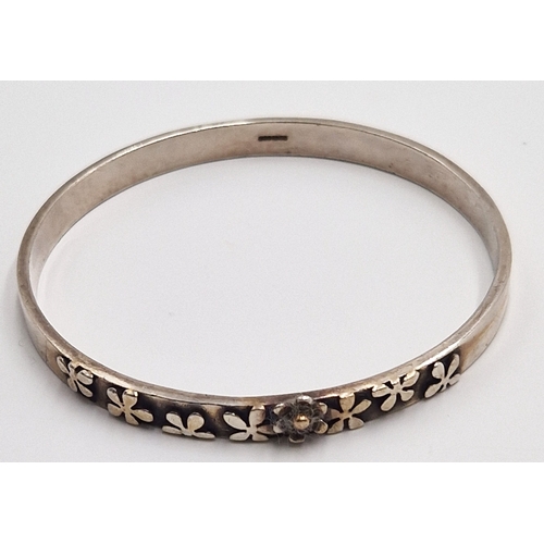 631 - SOLID SILVER (Fully Hallmarked) , GOLD ACCENT 6.5cm DAISY BANGLE (London Maker) (Total Weight 25.25 ... 