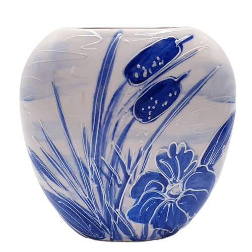 700 - ANITA HARRIS ART POTTERY 12cm BLUE/WHITE LUSTRE WARE PURSE VASE IN THE DRAGONFLY DESIGN (Signed In G... 