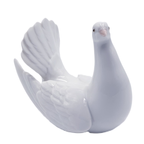 709 - LLADRO PORCELAIN 13cm x 16cm MODEL OF A DOVE 