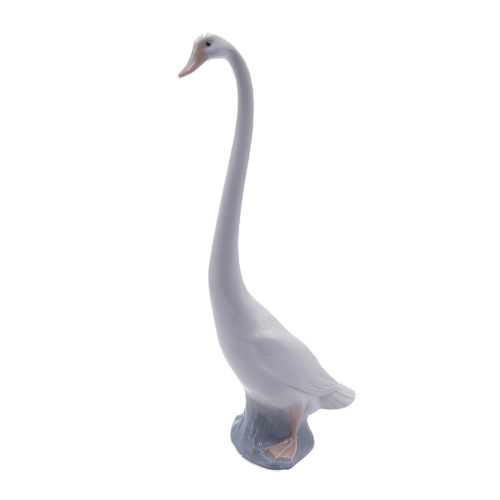 710 - LLADRO (Nao) PORCELAIN 33.5 cm  LONG NECKED GOOSE