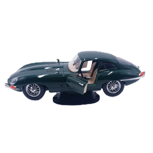 132 - BBURAGO Large DIE CAST MODEL OF A JAGUAR E TYPE (British Racing Green)