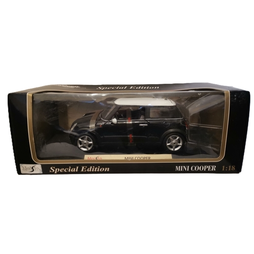 617 - MAISTO Large 1:18 SCALE DIE CAST MODEL OF A MINI COOPER  (Original Box ,Special Edition)