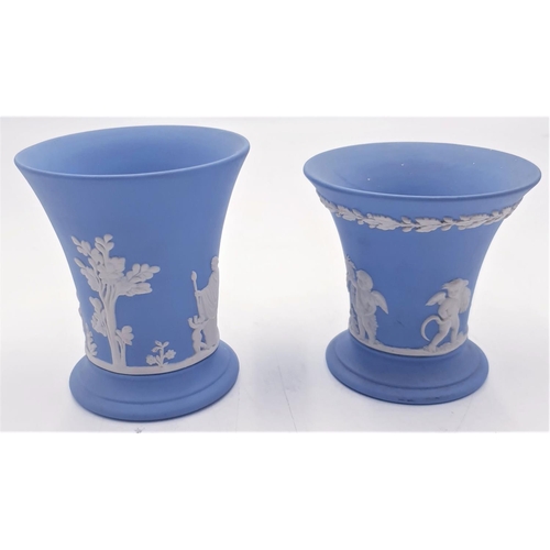 711 - WEDGWOOD BLUE JASPER WARE 9cm VASES (2)