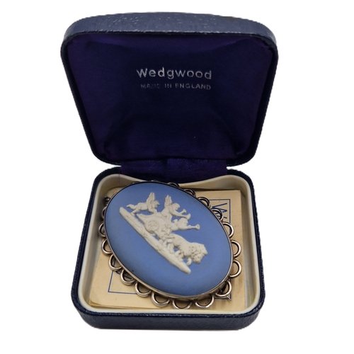 743 - WEDGWOOD JASPER CHERUB LIONS  / SILVER (Unmarked) BROOCH (With Safety Chain) c1954 (Original Box)