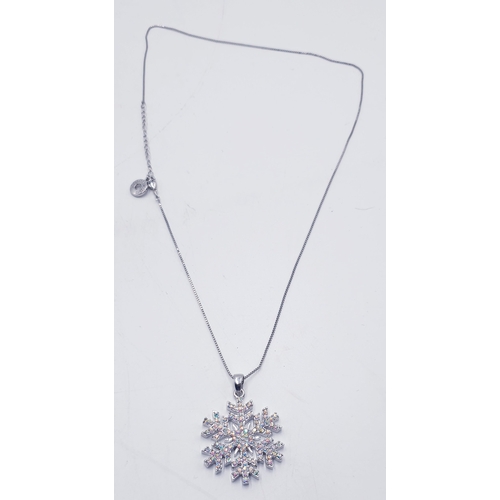 175 - WHITE METAL / STONE SET SNOWFLAKE PENDANT ON A NECK CHAIN (Makers Mark G)