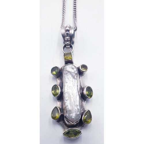 548 - SILVER / MOTHER OF PEARL And PERIDOT Large PENDANT ON A SILVER NECK CHAIN (Total Weight 23.3 Grams)