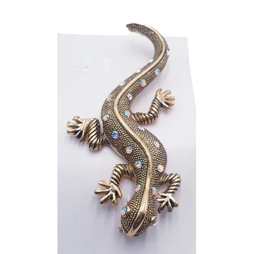 644 - BROOCH FASHIONED AS A LIZARD