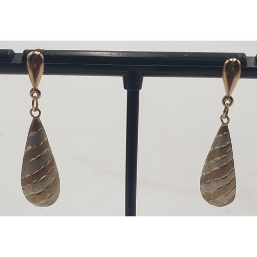 822 - 9ct GOLD DROP EARRINGS