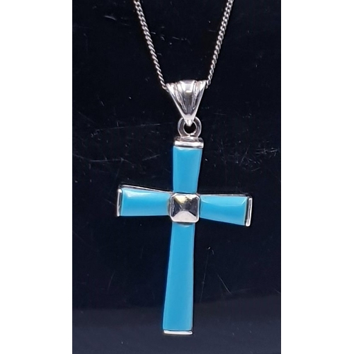 724 - SILVER (925) / TURQUOISE STONE SET CROSS PENDANT ON A 44cm SILVER (925) NECK CHAIN (Total Weight 8.1... 