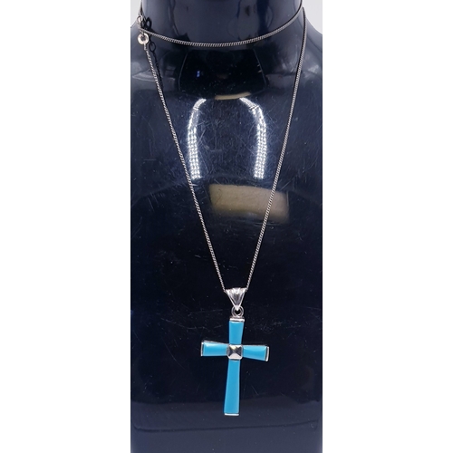 724 - SILVER (925) / TURQUOISE STONE SET CROSS PENDANT ON A 44cm SILVER (925) NECK CHAIN (Total Weight 8.1... 