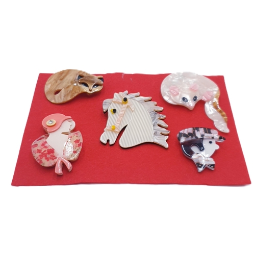 751 - MODERN BROOCHES (5)