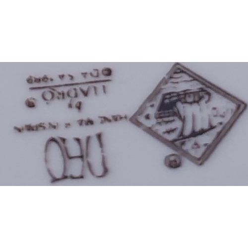 224 - LLADRO (Nao) PORCELAIN Extra Large 27cm CHARACTER FIGURINE OF A LADY With UMBRELLA