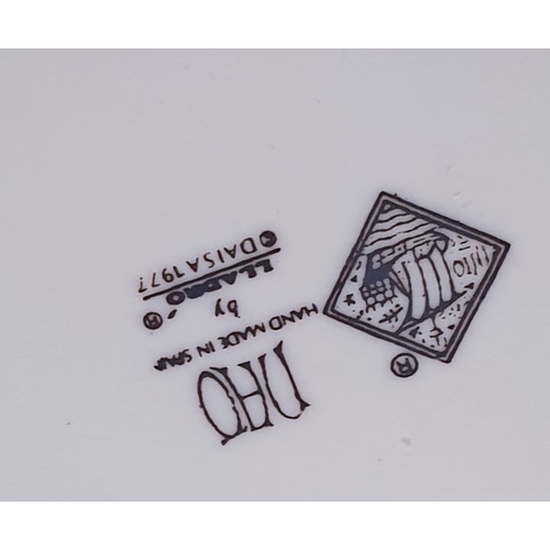 226 - LLADRO (Nao) PORCELAIN Extra Large 28.7cm x 18cm CHARACTER FIGURINE OF A GIRL AT FOUNTAIN WITH BROKE... 