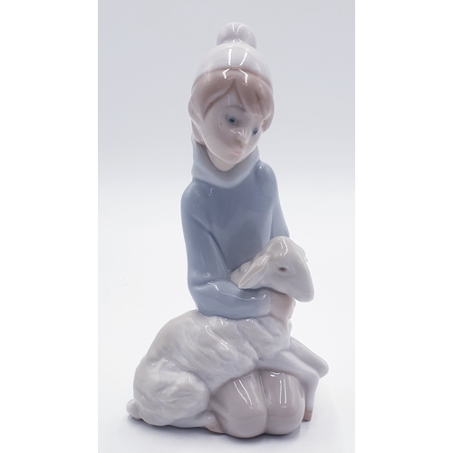 586 - LLADRO PORCELAIN 15cm CHARACTER FIGURINE OF A YOUNG BOY With LAMB  