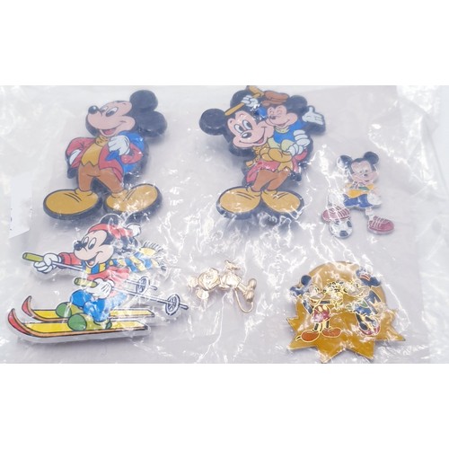 695 - DISNEY MICKEY And MINNIE MOUSE BROOCHES & PINS