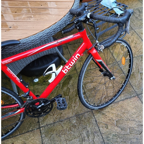 BTWIN TRIBAN 3 ALUMINIUM FRAMED 6061 RED RACING BIKE With CARBON FORKS And SHIMANO GEARS Pleas