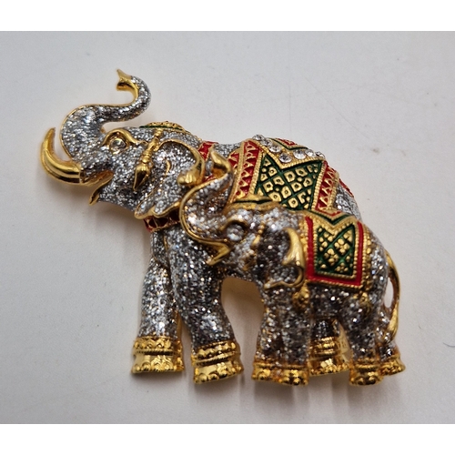 61 - YELLOW METAL / STONE SET 5cm BROOCH IN THE FORM OF TWO ELEPHANTS