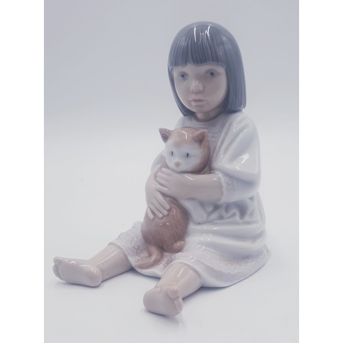 113 - LLADRO (Nao) PORCELAIN 15cm CHARACTER FIGURINE OF A YOUNG GIRL WITH CAT