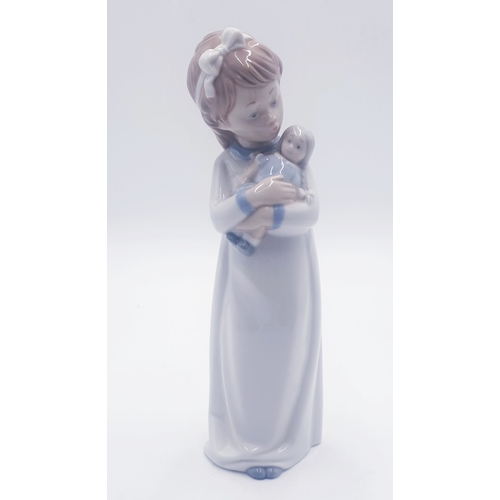 118 - LLADRO (Nao) PORCELAIN 25cm CHARACTER FIGURINE OF A YOUNG GIRL WITH DOLL