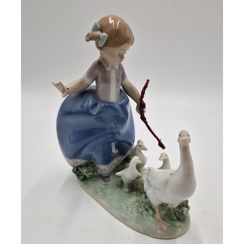 119 - LLADRO PORCELAIN Large 19cm x 23cm x 13cm CHARACTER FIGURINE OF A GIRL WITH GEESE 