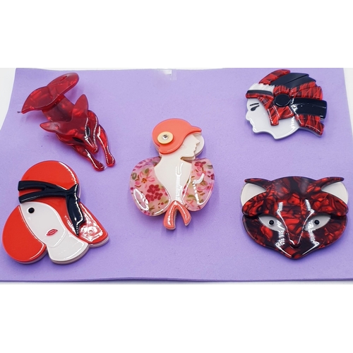 639 - MODERN BROOCHES (5)