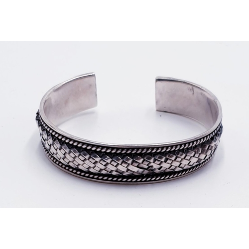 696 - WHITE METAL WOVEN DESIGN BANGLE (Total Weight 29 Grams)