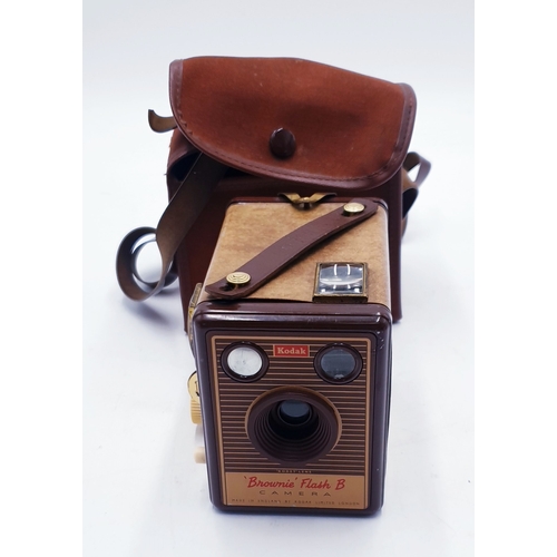 732 - BROWNIE FLASH CAMERA With CASE