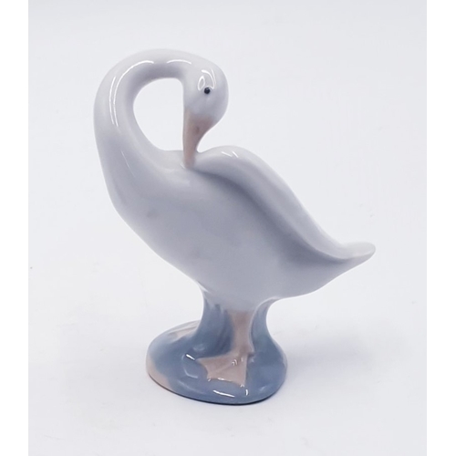 752 - LLADRO PORCELAIN MODEL OF A DUCK