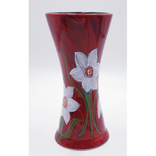 437 - ANITA HARRIS ART POTTERY Large 24.5cm VASE IN THE WHITE DAFFODIL DESIGN Signed In Gold By Anita Harr... 