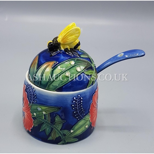 300A - OLD TUPTON WARE TUBELINED HONEY POT And SPOON (1558) IN THE HIBISCUS DESIGN  On BLUE GROUND (As New,... 