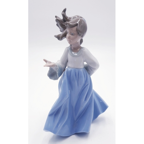 313 - LLADRO (Nao) PORCELAIN 18cm CHARACTER FIGURINE OF A YOUNG GIRL