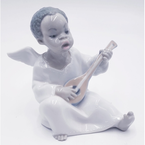 489 - LLADRO 11.5cm CHARACTER FIGURINE OF AN ANGEL PLAYING A STRINGED INSTRUMENT 