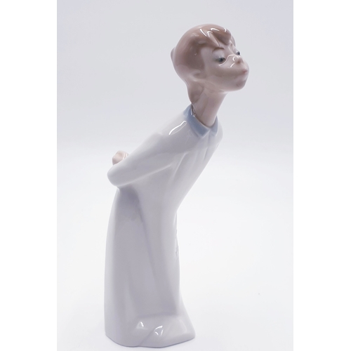 511 - LLADRO PORCELAIN Large 20cm CHARACTER FIGURINE OF A BOY BLOWING A KISS 