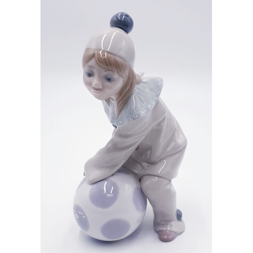 514 - LLADRO PORCELAIN 17.5cm CHARACTER FIGURINE OF A YOUNG GIRL WITH BALL 