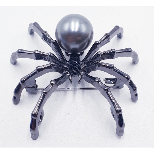 515 - WHITE METAL /STONE SET Large 4cm BROOCH FASHIONED AS A SPIDER (Boxed)