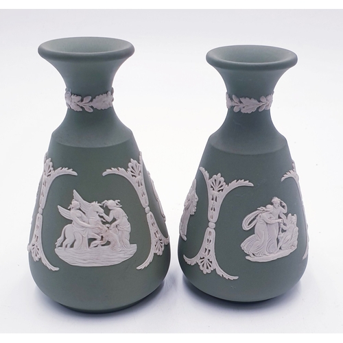 579 - WEDGWOOD GREEN JASPER WARE 13cm VASES (2)