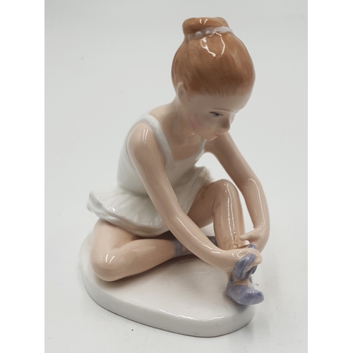 669 - ROYAL DOULTON 9.5cm CHARACTER FIGURINE 