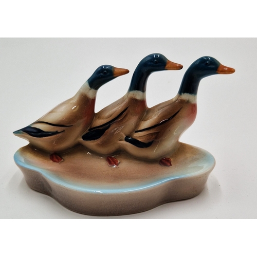 404 - POOLE POTTERY 11cm MODEL OF A SEAL TOGETHER WITH BESWICK 11cm TRAY WITH DUCKS (Chipped On Tail)