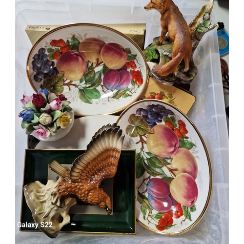 634 - BOX CONTAINING A Qty Of VARIOUS ITEMS Inc COASTERS, TABLE MATS, CERAMIC DISHES,ANIMAL MODELS, Etc (P... 