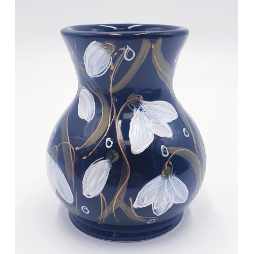 305 - ANITA HARRIS ART POTTERY 10.5cm TROJAN VASE IN THE SNOWDROP DESIGN Signed In Gold By Anita Harris