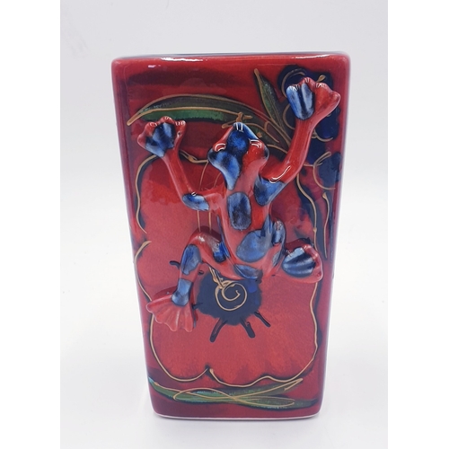 373 - ANITA HARRIS ART POTTERY 12cm x 8cm TREE FROG ON A High 14.5cm SQUARE VASE (Signed In Gold By Anita ... 