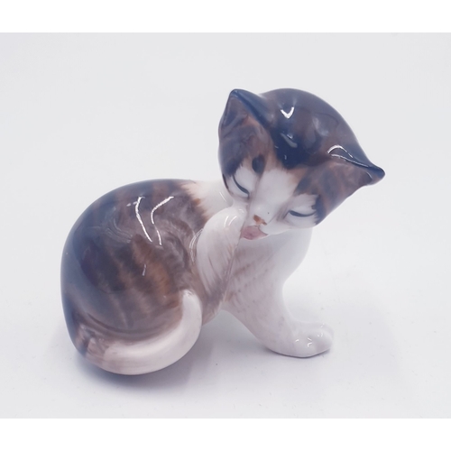 594 - ROYAL DOULTON 5.7cm MODEL OF A CHARACTER KITTEN (Licking Hind Paw) HN 2580 (Model No 1079) 1941/85 D... 