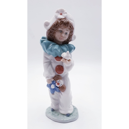 750 - LLADRO (Nao) PORCELAIN CHARACTER Large 20cm CHARACTER FIGURINE OF A GIRL CLOWN WITH DOLLS