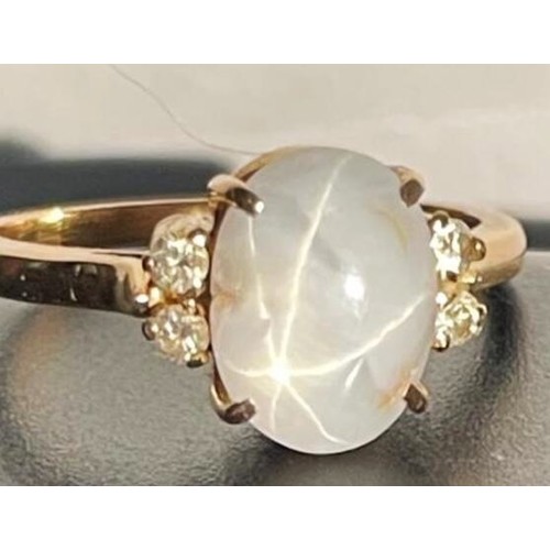 588 - 18ct GOLD RING (Size O Total Weight 4.74 Grams) With A 6.4ct STAR SAPPHIRE CENTRE STONE And NATURAL ... 